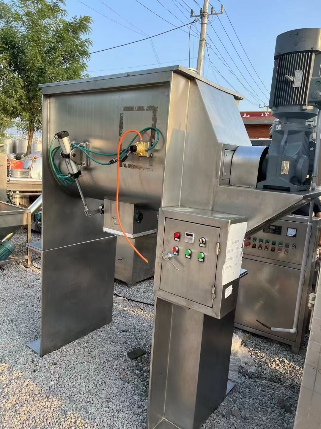 转让二手螺带混合机 一台容积500L食品级气缸卸料卧式螺带混合机