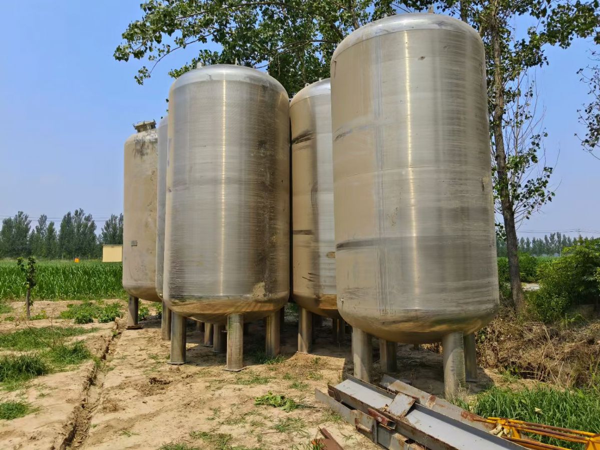 转让二手不锈钢储罐 6台容积10立方上下封头压力不锈钢储罐