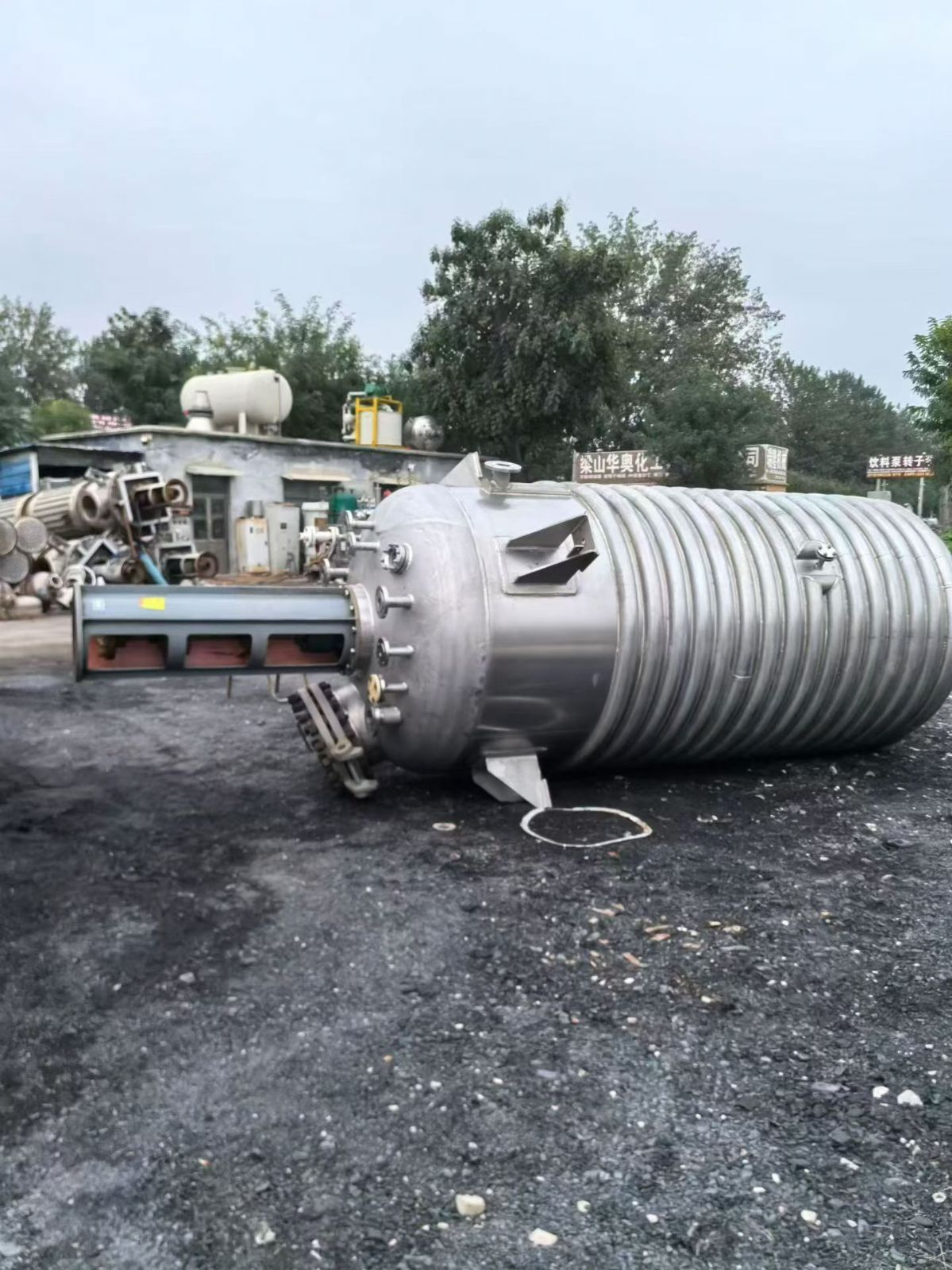 转让二手外盘管反应釜 两台容积7200升材质2205外盘管反应釜