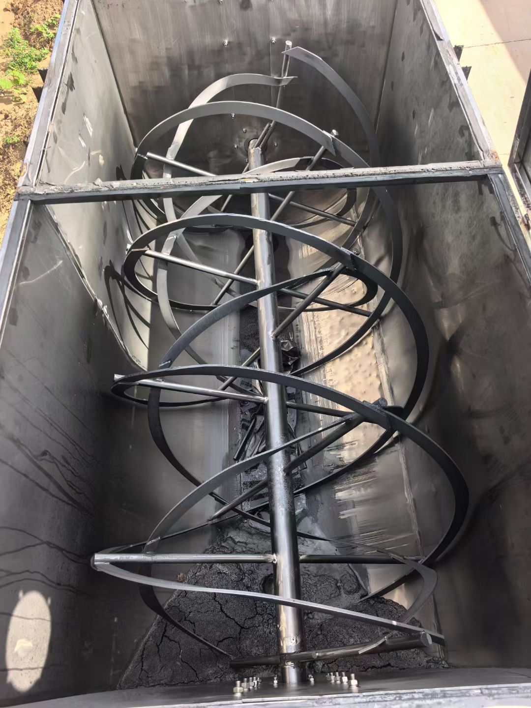 转让二手螺带混合机 一台容积4立方气动阀门出料不锈钢螺带混合机