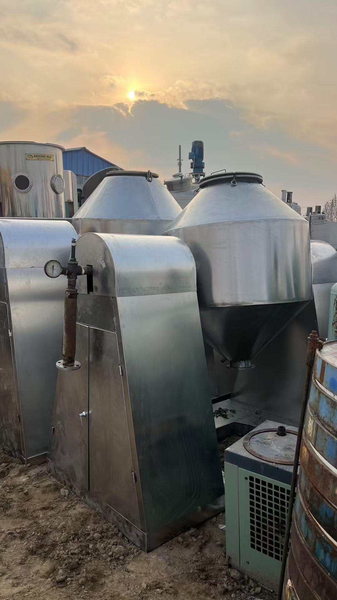 转让二手双锥干燥机 两台容积500L材质316L真空回转双锥干燥机