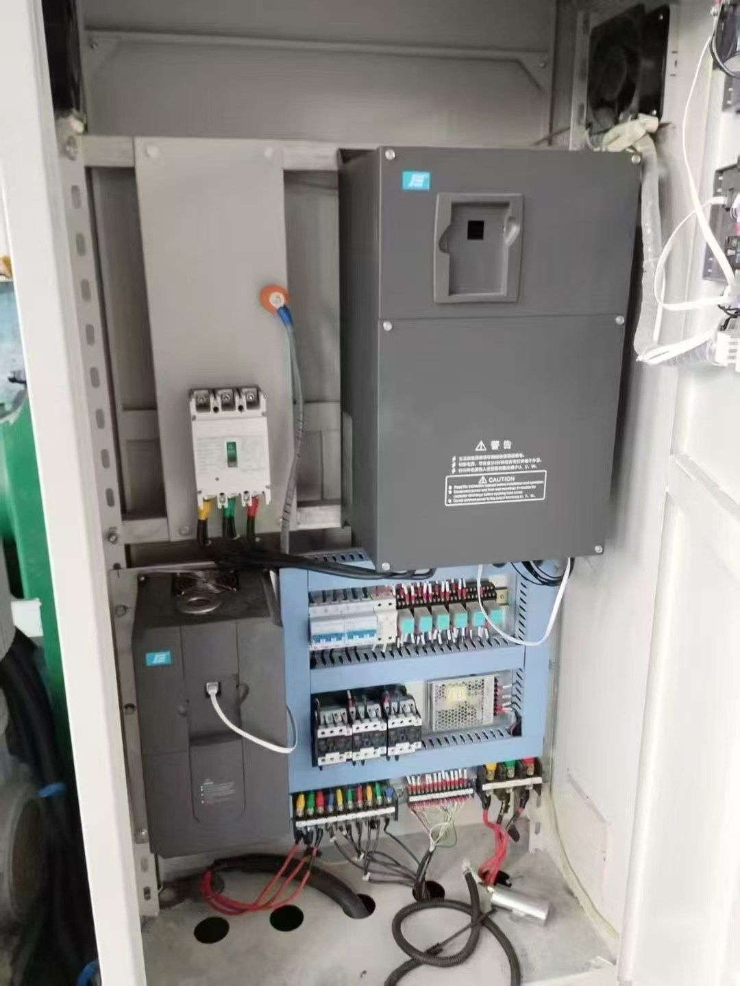 转让二手真空捏合机 一台容积620升螺杆出料真空加热捏合机