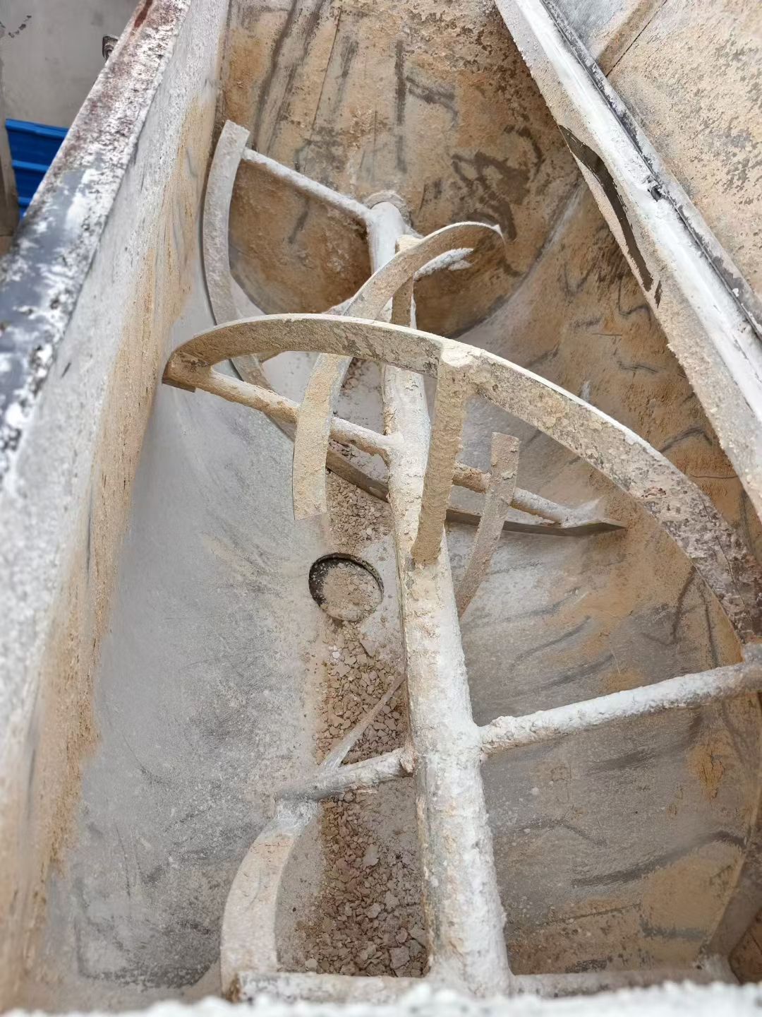 转让二手螺带混合机 一台容积1立方带蛟龙上料卧式螺带混合机