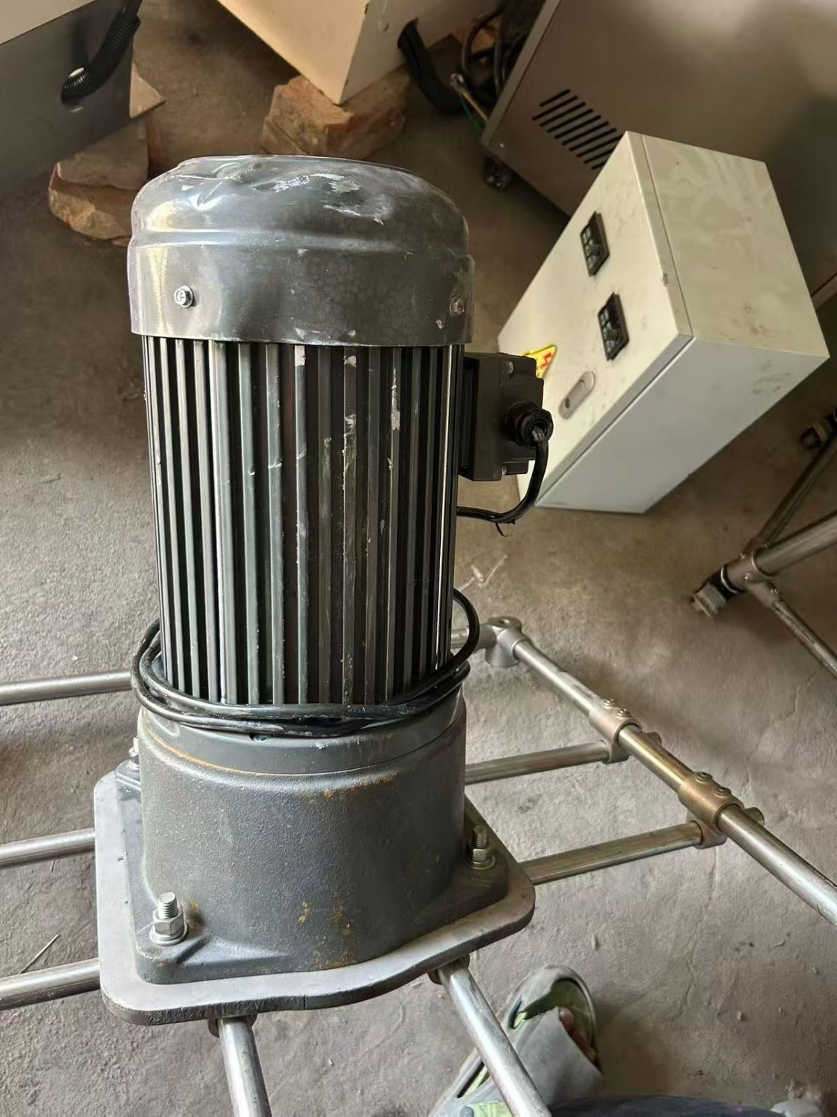 转让二手玻璃反应釜 一台容积100升含冷凝器双层玻璃反应釜