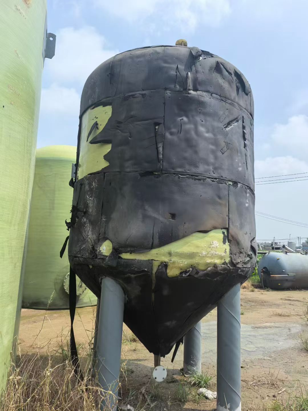 转让二手玻璃钢罐 三台容积15立方下椎体立式纤维玻璃钢罐