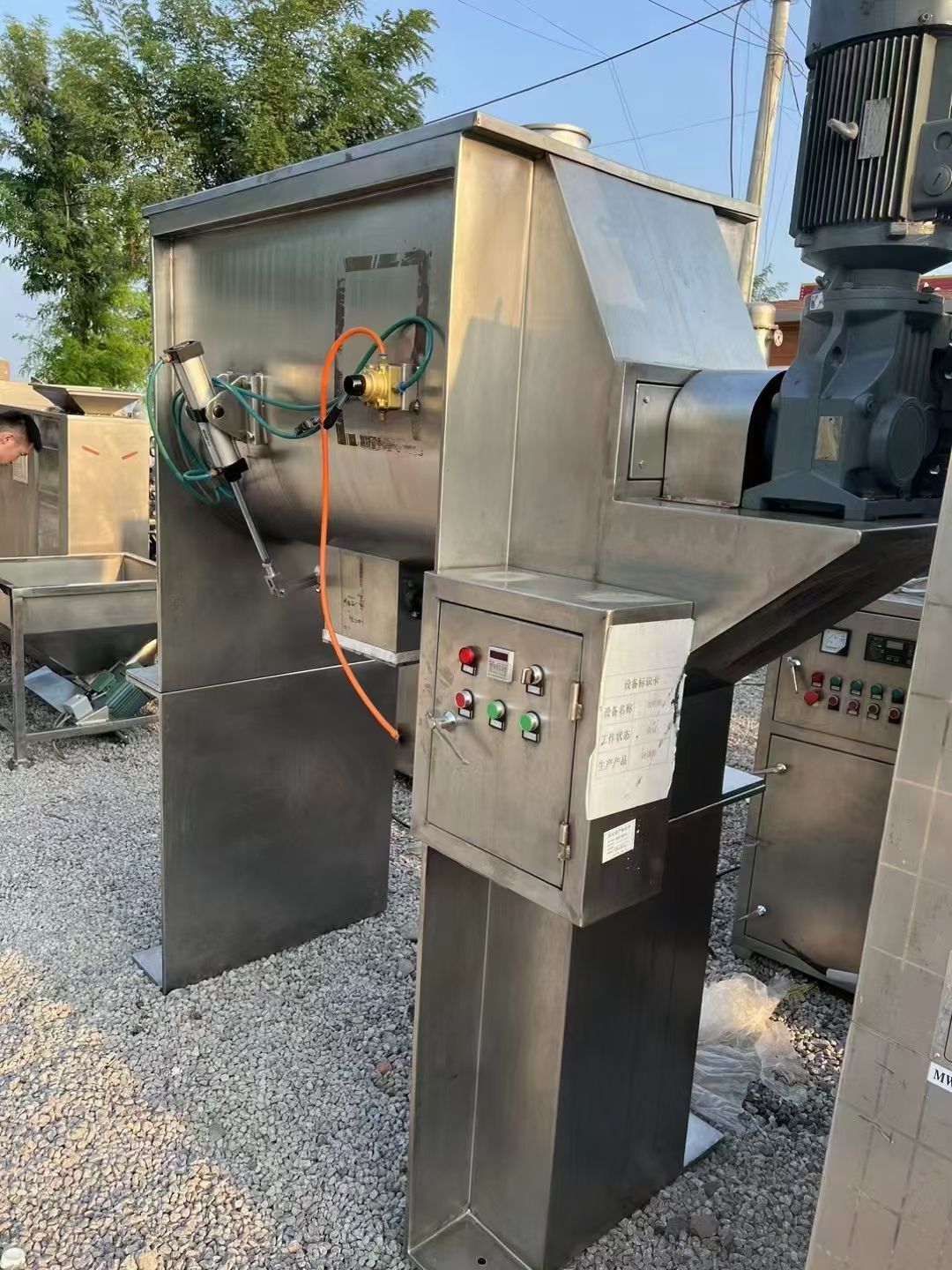 转让二手螺带混合机 一台容积500L食品级气缸卸料卧式螺带混合机