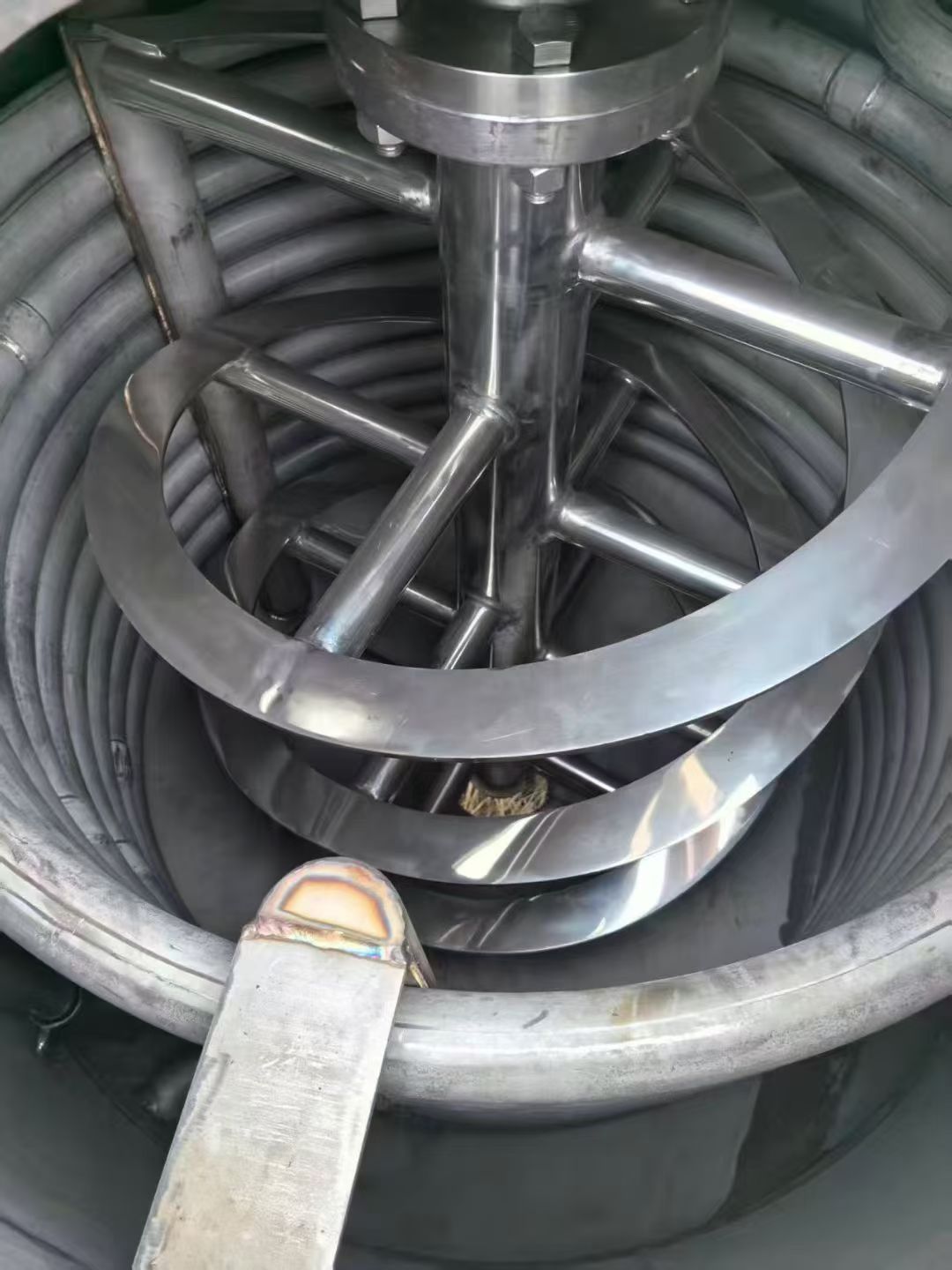 转让二手不锈钢反应釜 一台容积1立方螺带搅拌电加热不锈钢反应釜