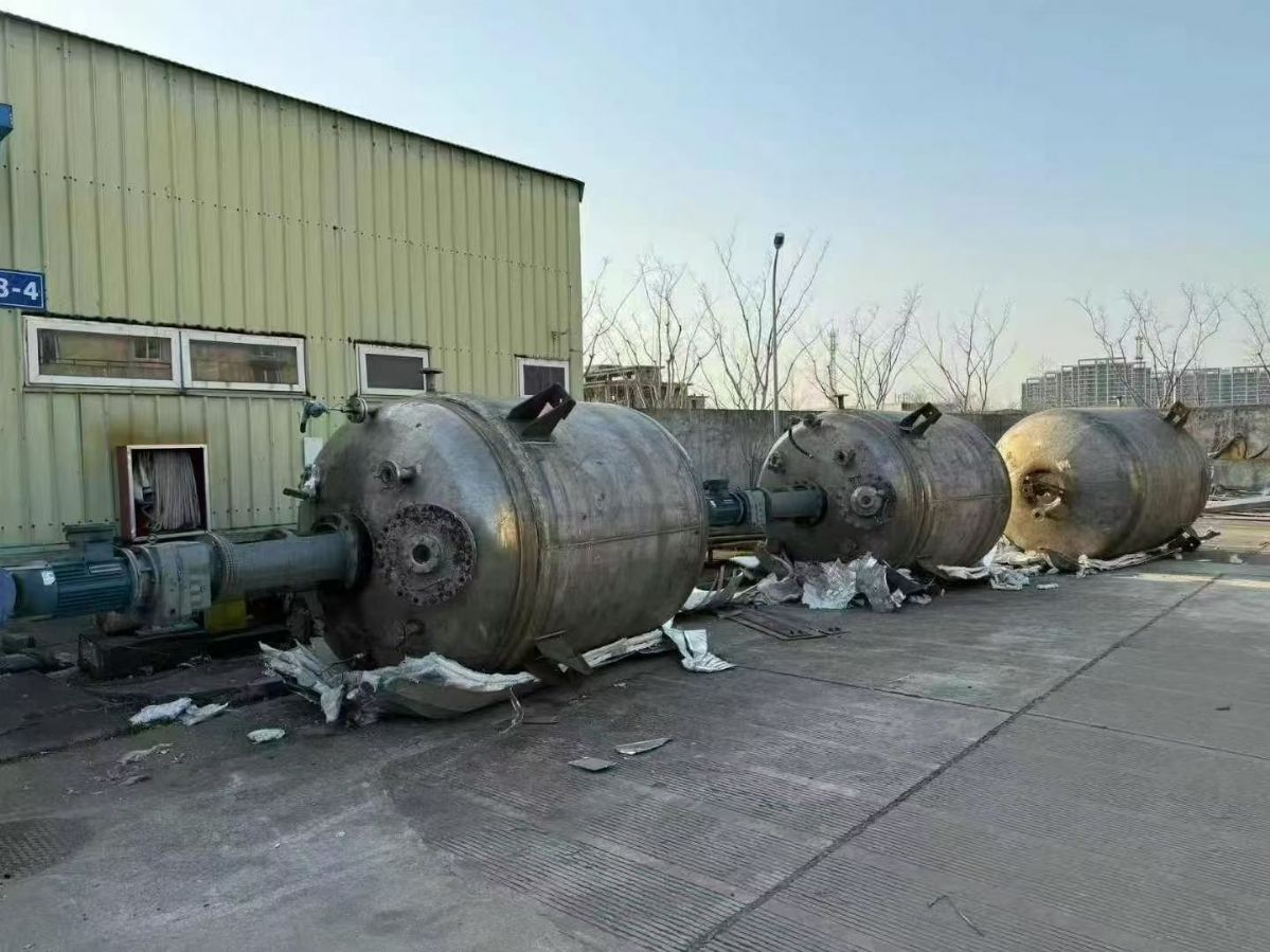 转让二手不锈钢反应釜 三台容积3000升全不锈钢外夹套反应釜