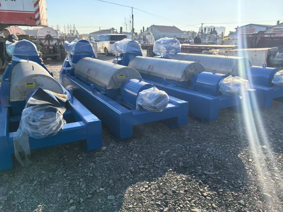 转让二手卧螺离心机 四台550型日本进口550卧螺沉降离心机