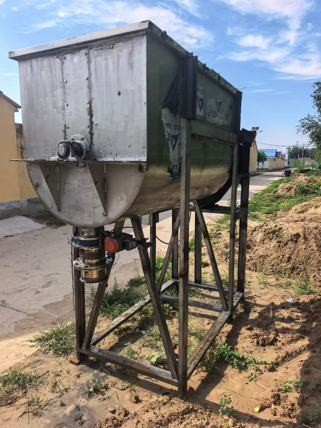 转让二手螺带混合机 一台容积4立方气动阀门出料不锈钢螺带混合机