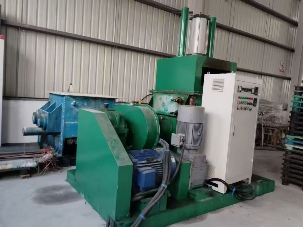 转让二手真空捏合机 一台容积620升螺杆出料真空加热捏合机