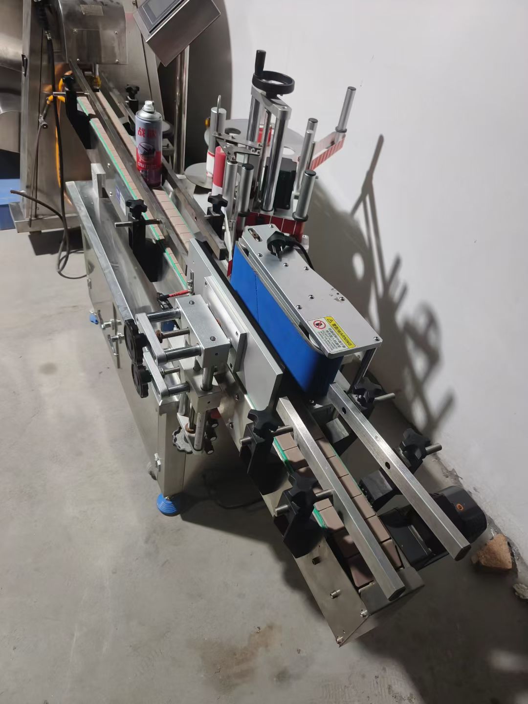 转让二手圆瓶贴标机 一台全自动单面不干胶圆瓶贴标机