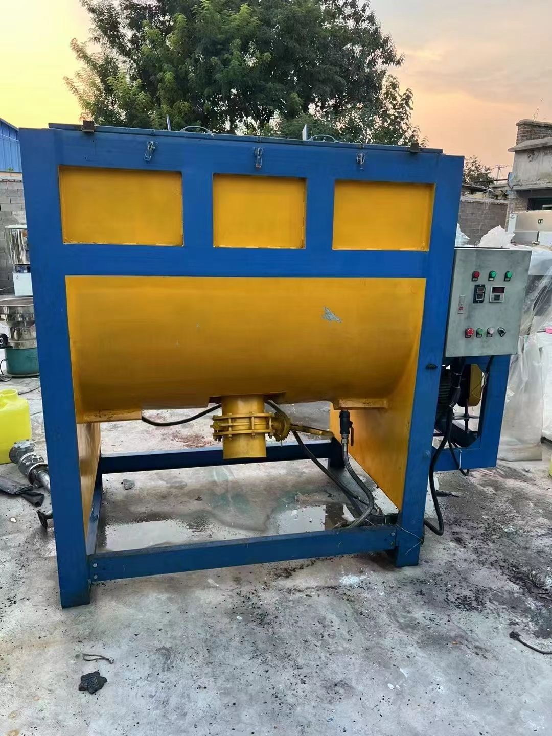 转让二手螺带混合机 一台容积2立方自动打油电加热卧式螺带混合机