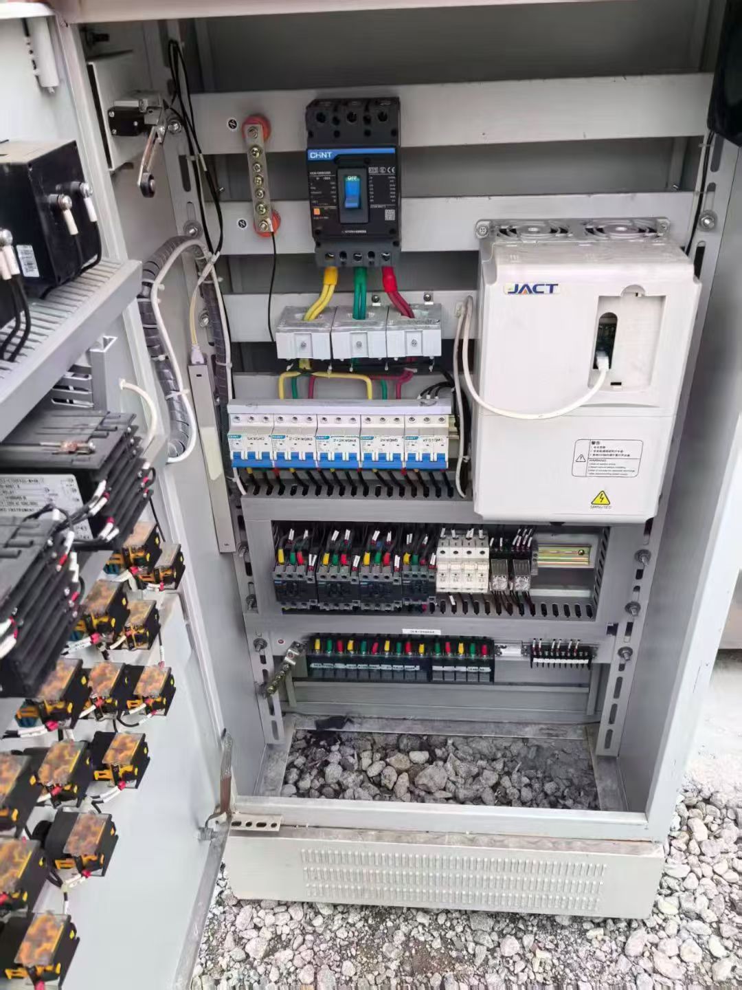 转让二手不锈钢反应釜 一台容积1立方螺带搅拌电加热不锈钢反应釜