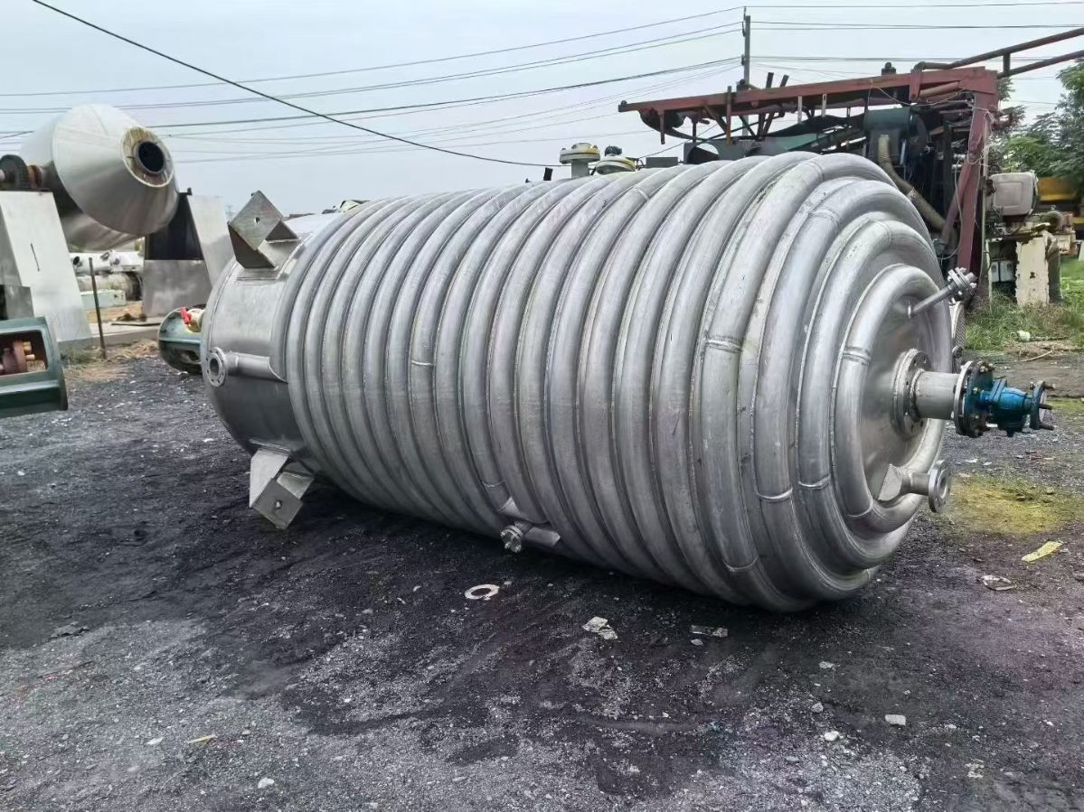 转让二手外盘管反应釜 两台容积7200升材质2205外盘管反应釜