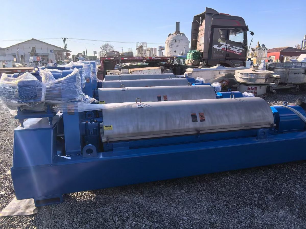 转让二手卧螺离心机 四台550型日本进口550卧螺沉降离心机