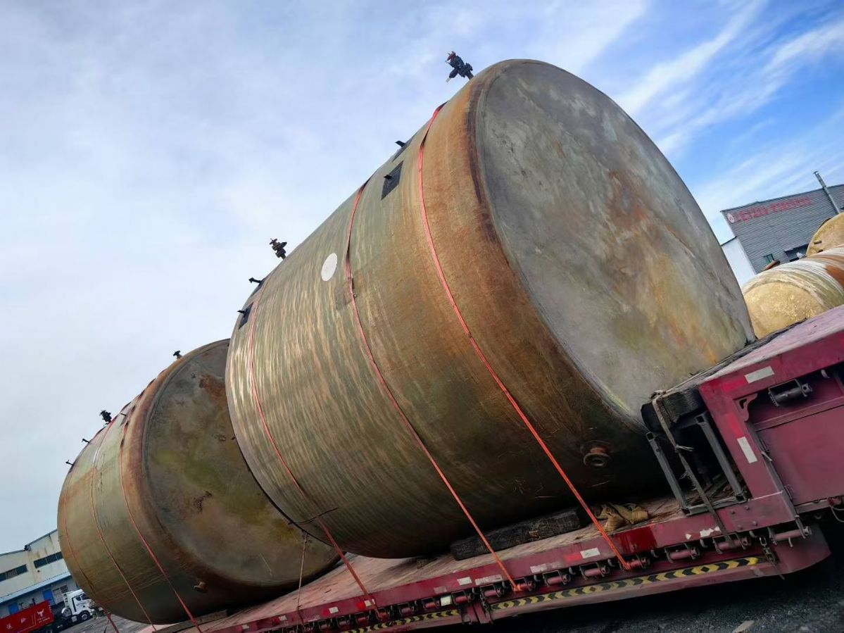 转让二手玻璃钢罐 两台容积50立方立式盐酸玻璃钢罐