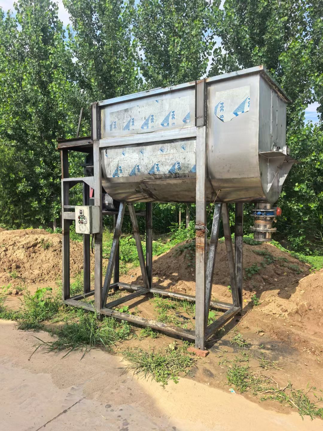 转让二手螺带混合机 一台容积4立方气动阀门出料不锈钢螺带混合机