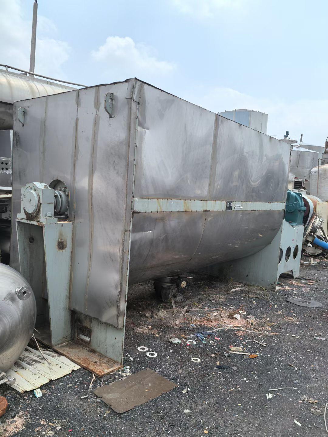 转让二手螺带混合机 两台容积10立方山东龙兴产卧式螺带混合机