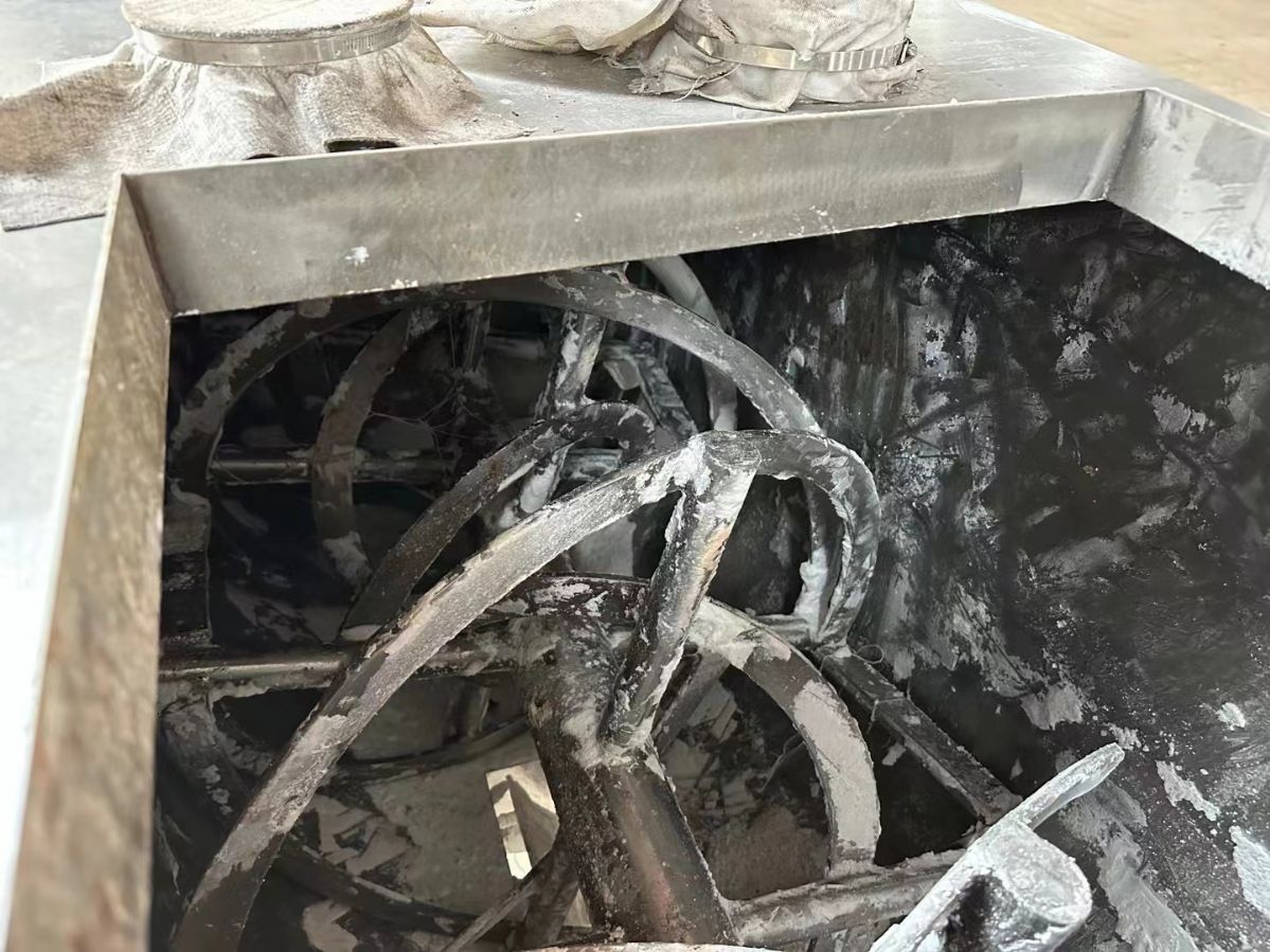 转让二手螺带混合机 一台容积1.2立方无锡产重型螺带混合机