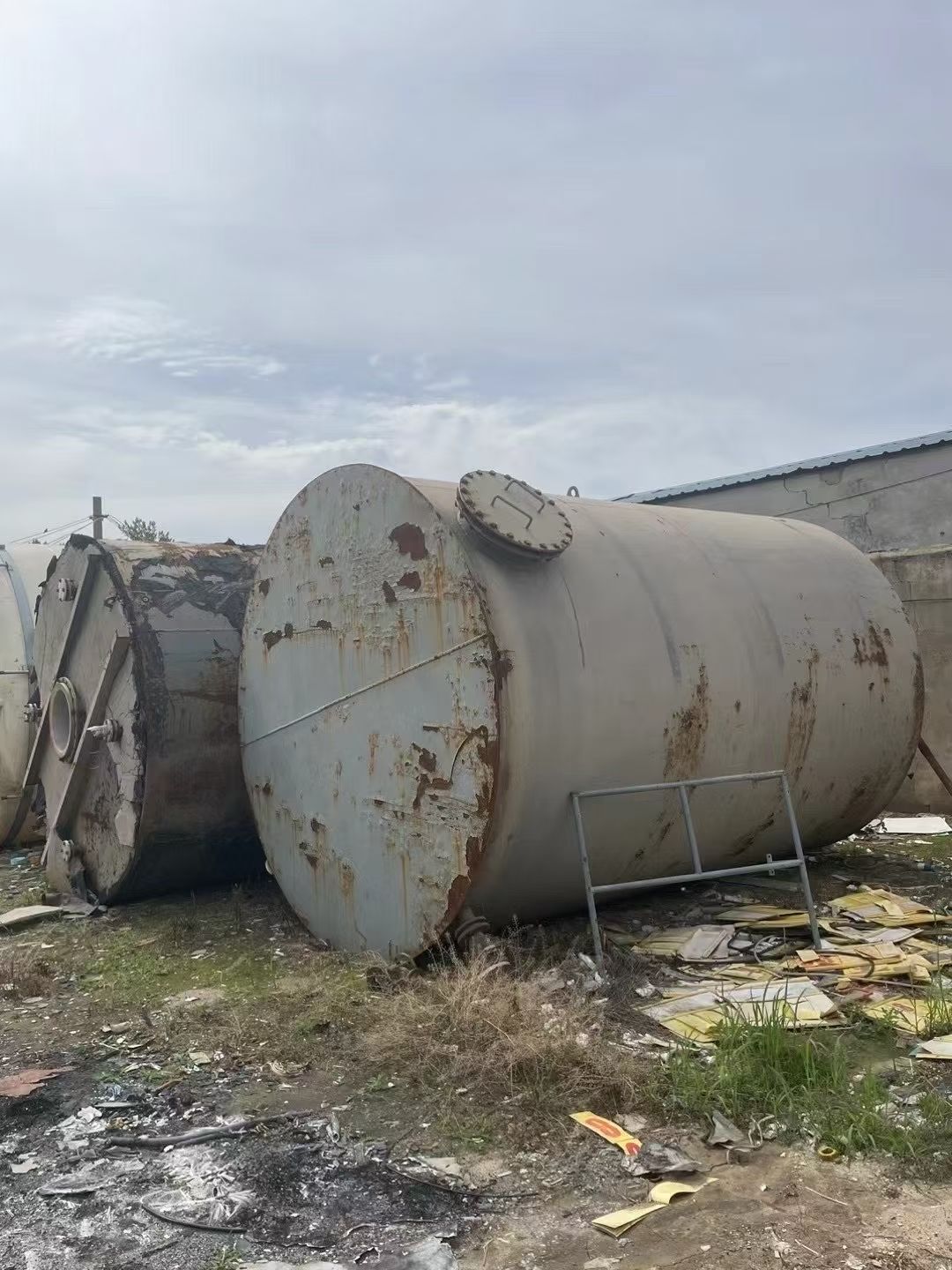 转让二手钢衬塑储罐 两台容积25立方立式内衬塑储罐