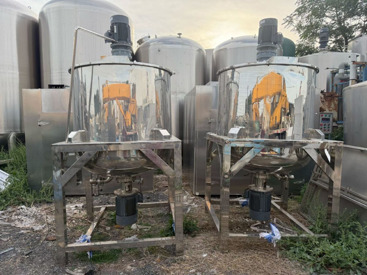 转让二手平口乳化罐 两台容积1000升单层平口刮壁乳化罐