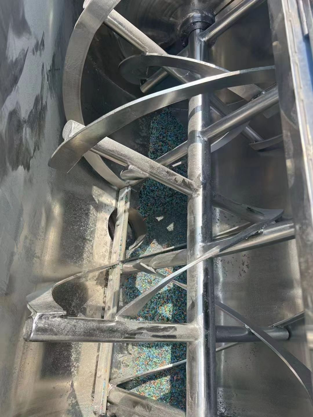 转让二手螺带混合机 一台容积2立方自动打油电加热卧式螺带混合机