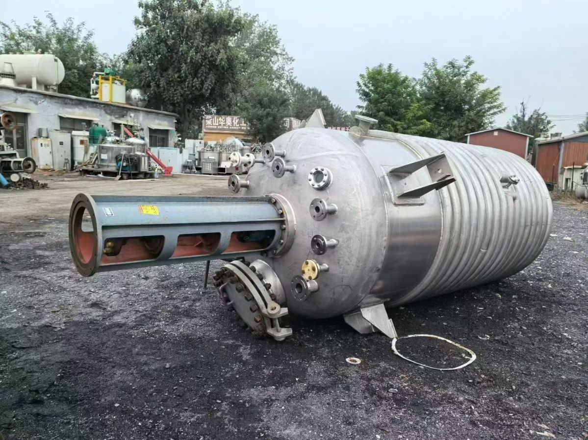 转让二手外盘管反应釜 两台容积7200升材质2205外盘管反应釜