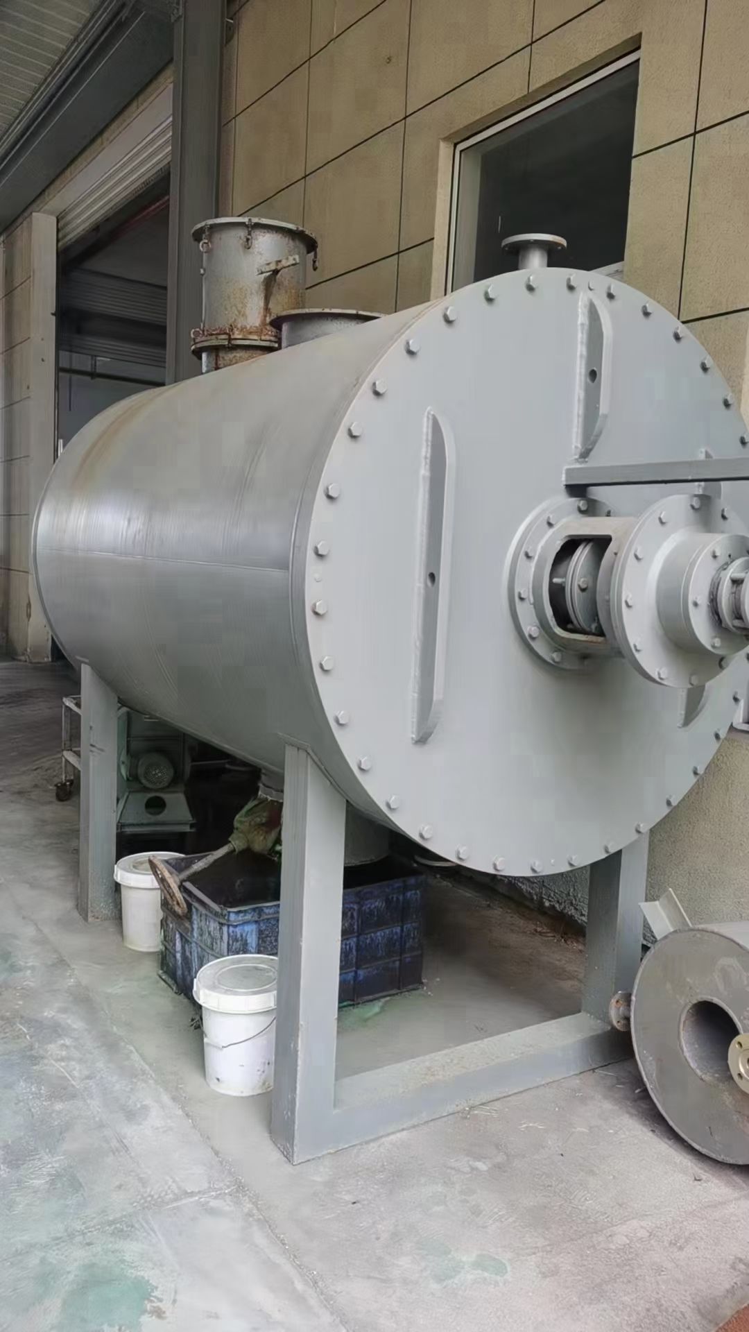 转让二手耙式干燥机 一台容积3000L内部钛材真空耙式干燥机