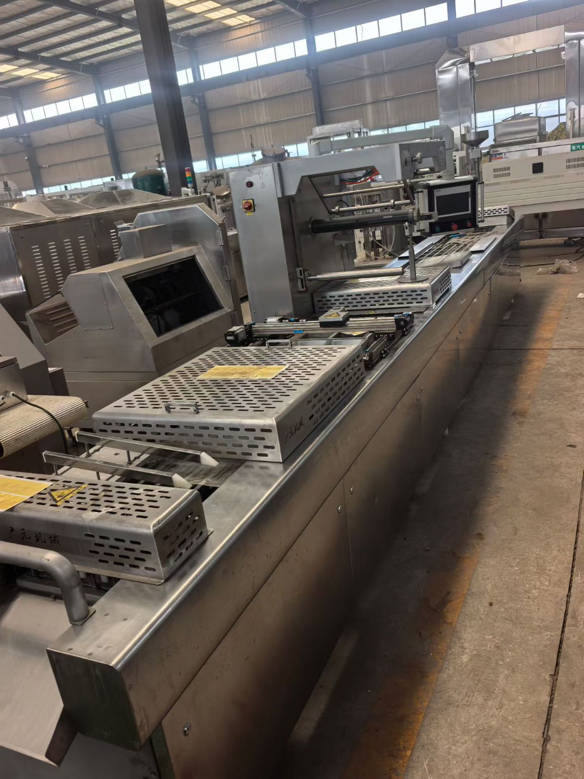 转让二手拉伸膜包装机 一台诸城广元产420型全自动拉伸膜真空包装机