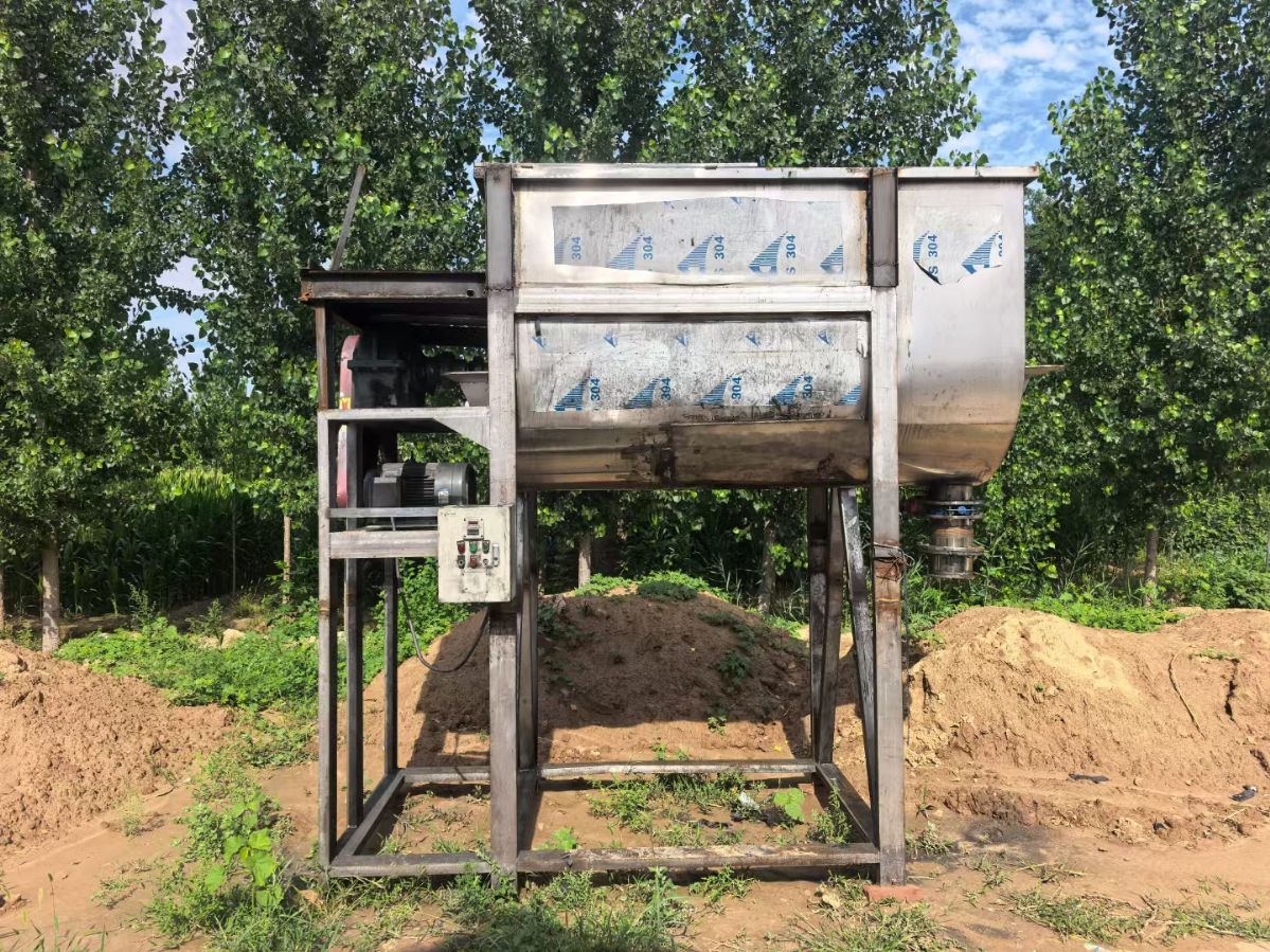 转让二手螺带混合机 一台容积4立方气动阀门出料不锈钢螺带混合机