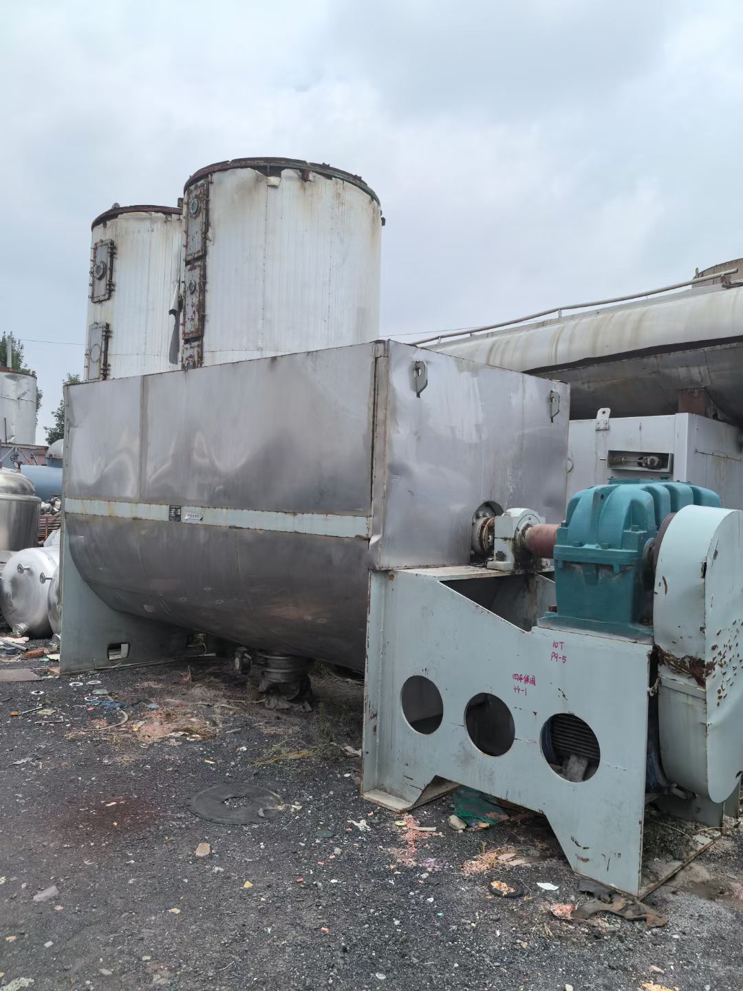 转让二手螺带混合机 两台容积10立方山东龙兴产卧式螺带混合机