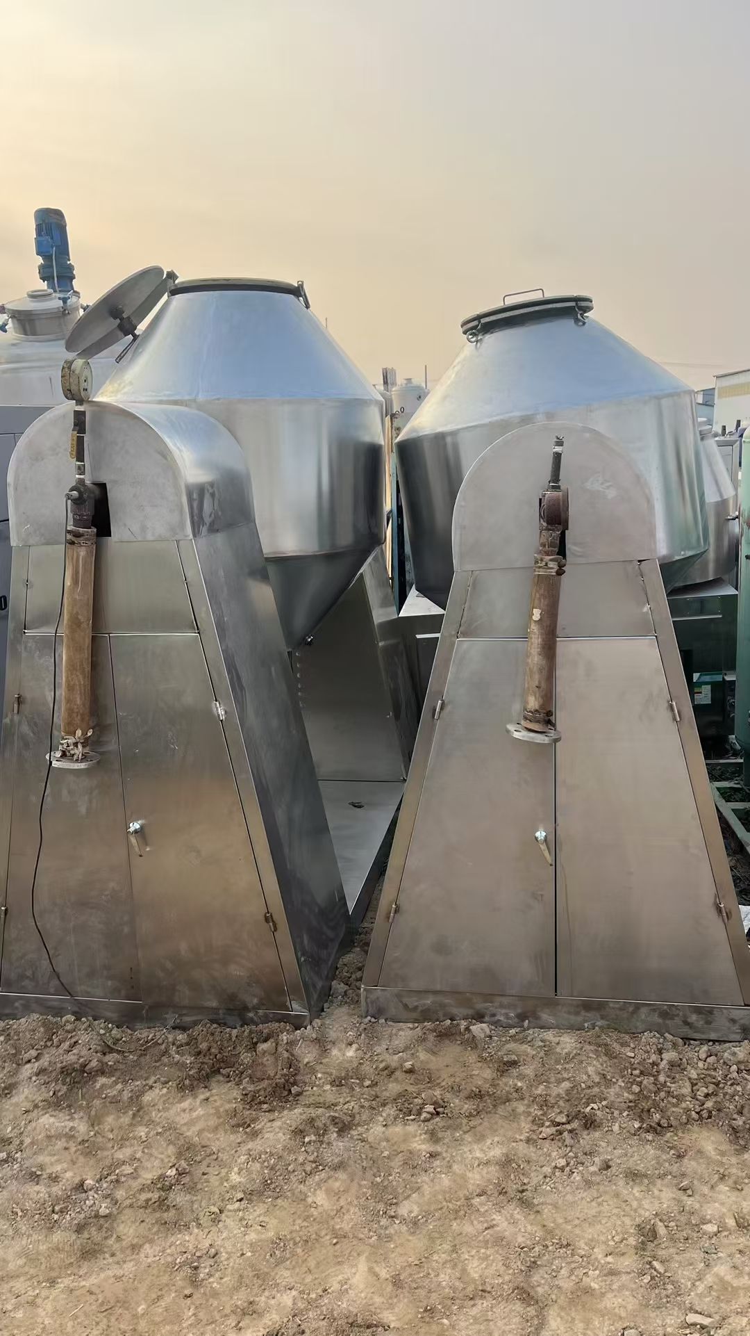 转让二手双锥干燥机 两台容积500L材质316L真空回转双锥干燥机