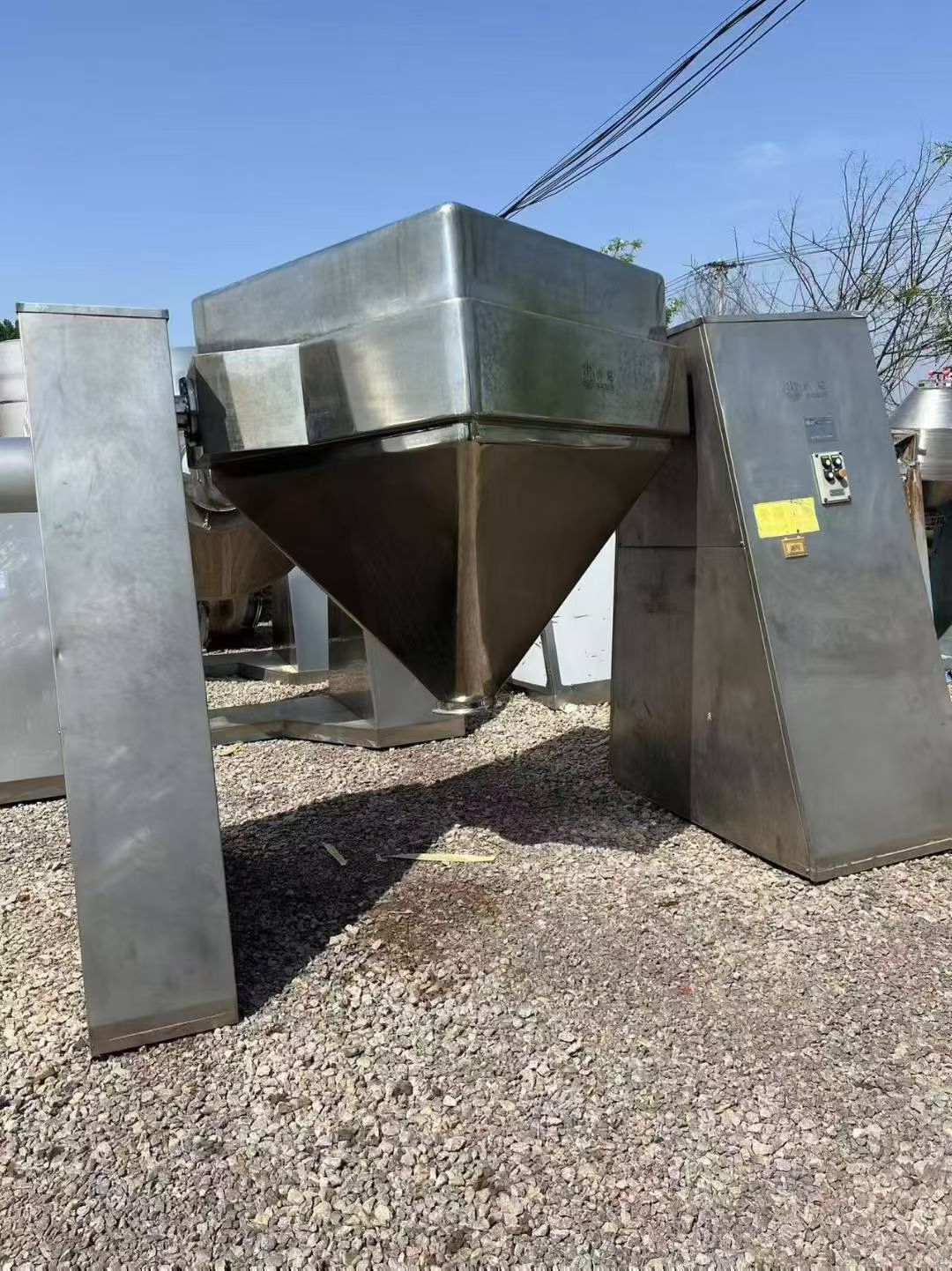 转让二手方锥混合机 一台容积2000升浙江小伦产方锥混合机