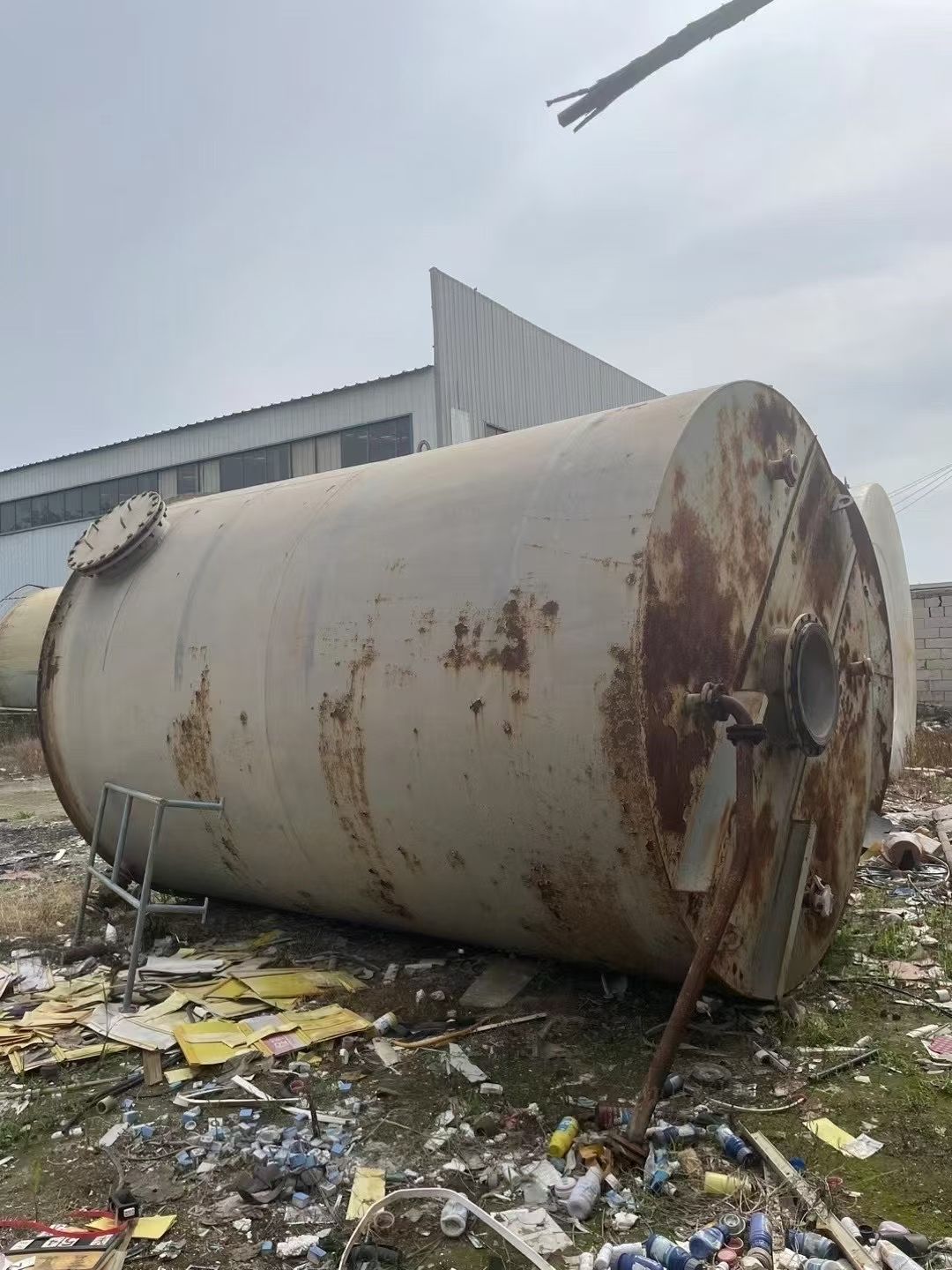 转让二手钢衬塑储罐 两台容积25立方立式内衬塑储罐