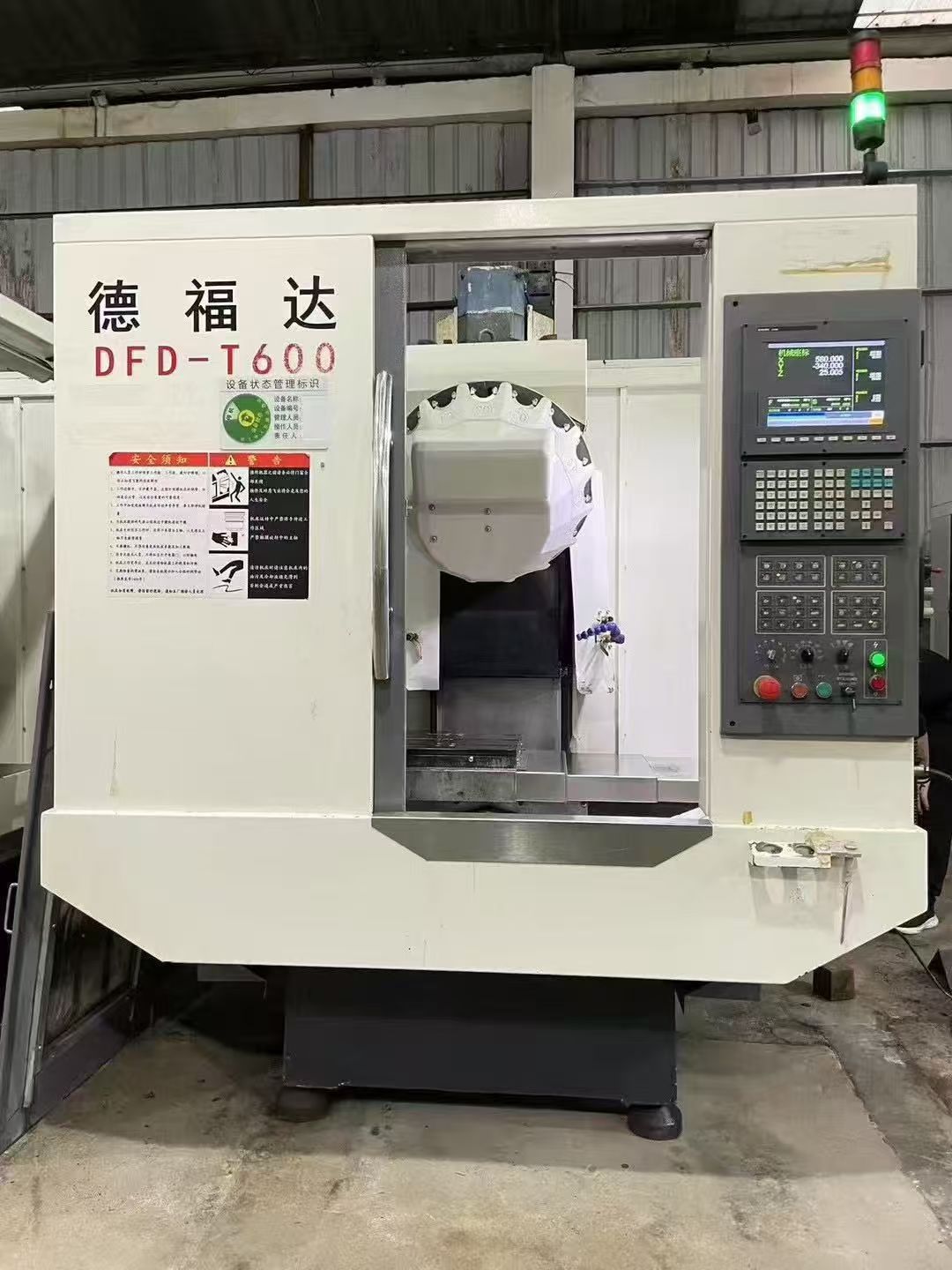 多台丽驰v8三线轨加工中心、三菱64S彩屏系统