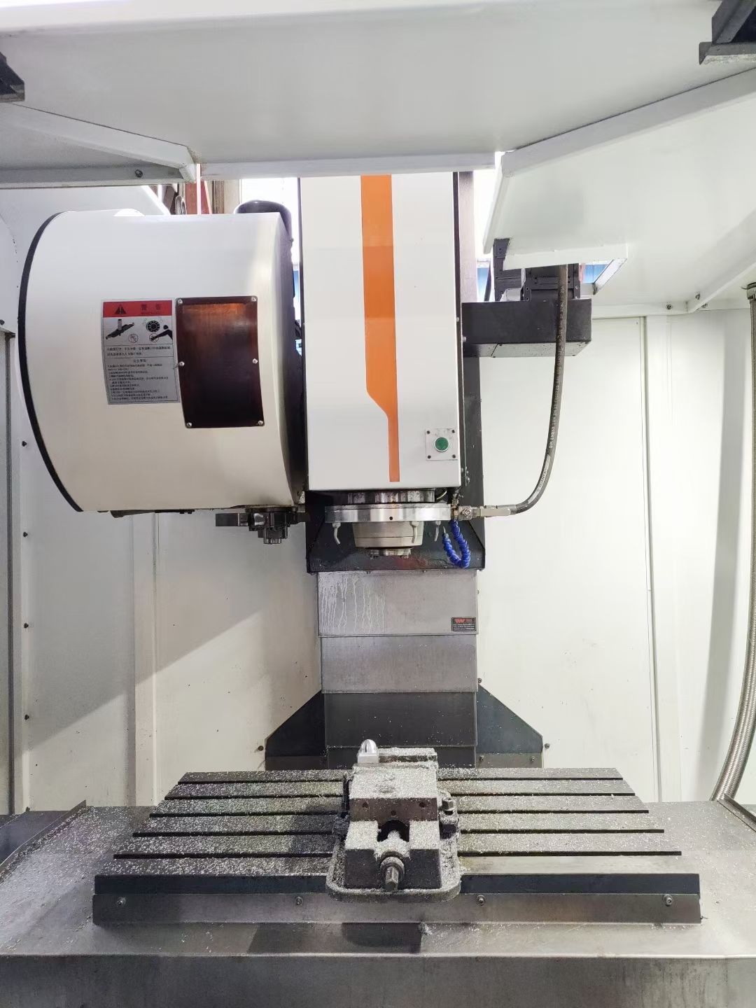 台湾福裕850三线轨加工中心，发那科系统，超重型铸件床身，刀壁式刀库，