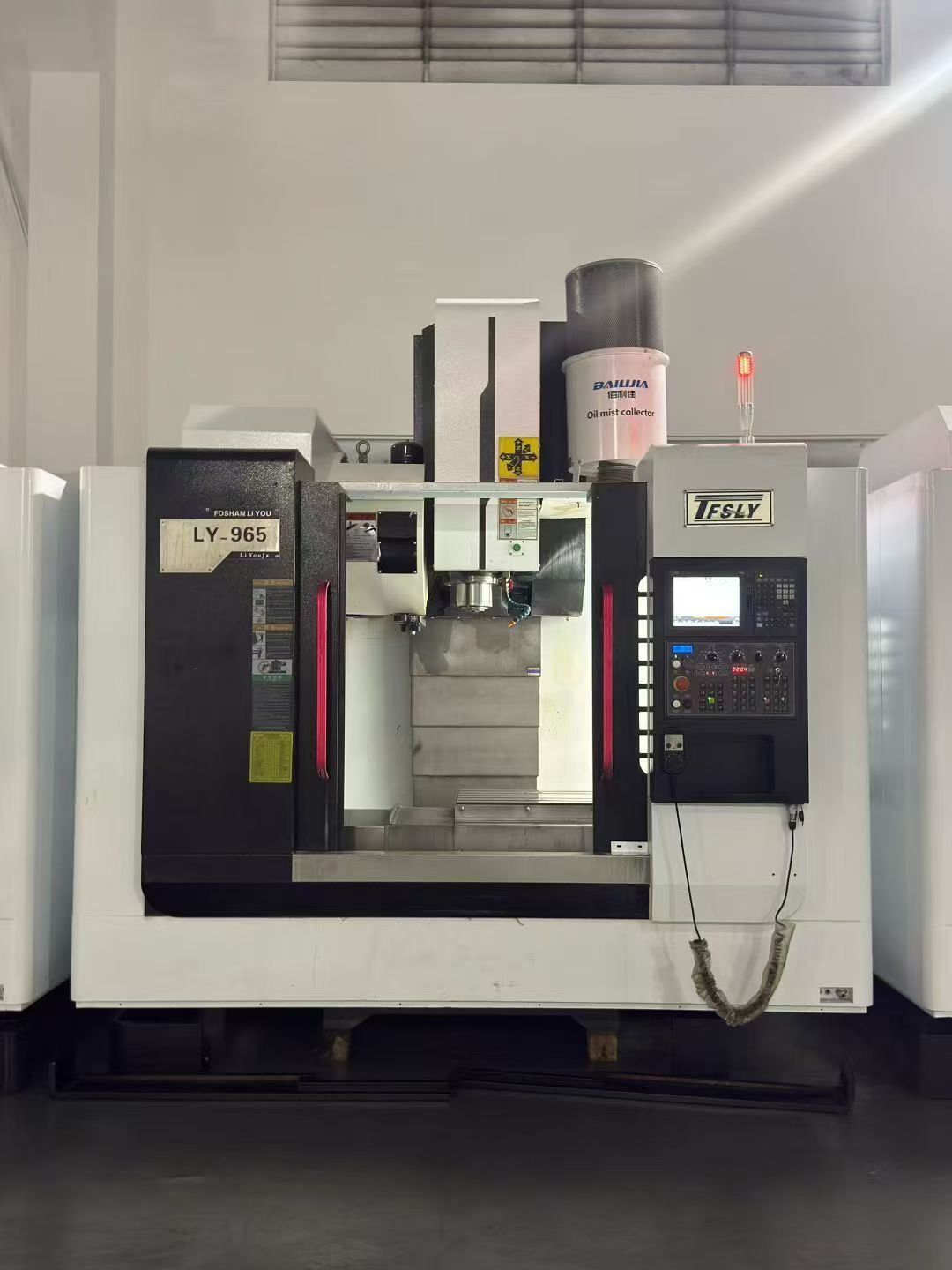 特价上新一批力友966三线轨加工中心机，三菱M80系统，重型三轴配45