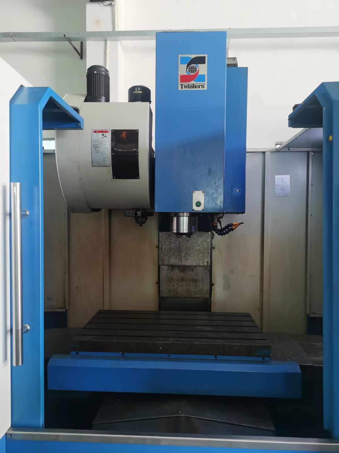 台湾福裕850三线轨加工中心，发那科系统，超重型铸件床身，刀壁式刀库，