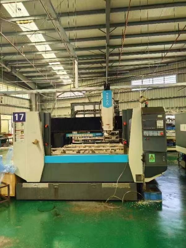 工厂在位处理几台深圳精雕2012，带直排式10把刀，主轴24000转，