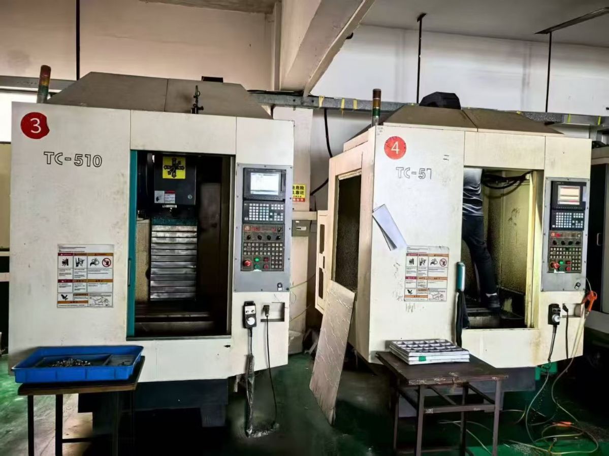 特价大井850两线一硬加工中心,三菱M70系统,bt40主轴,刀壁式刀