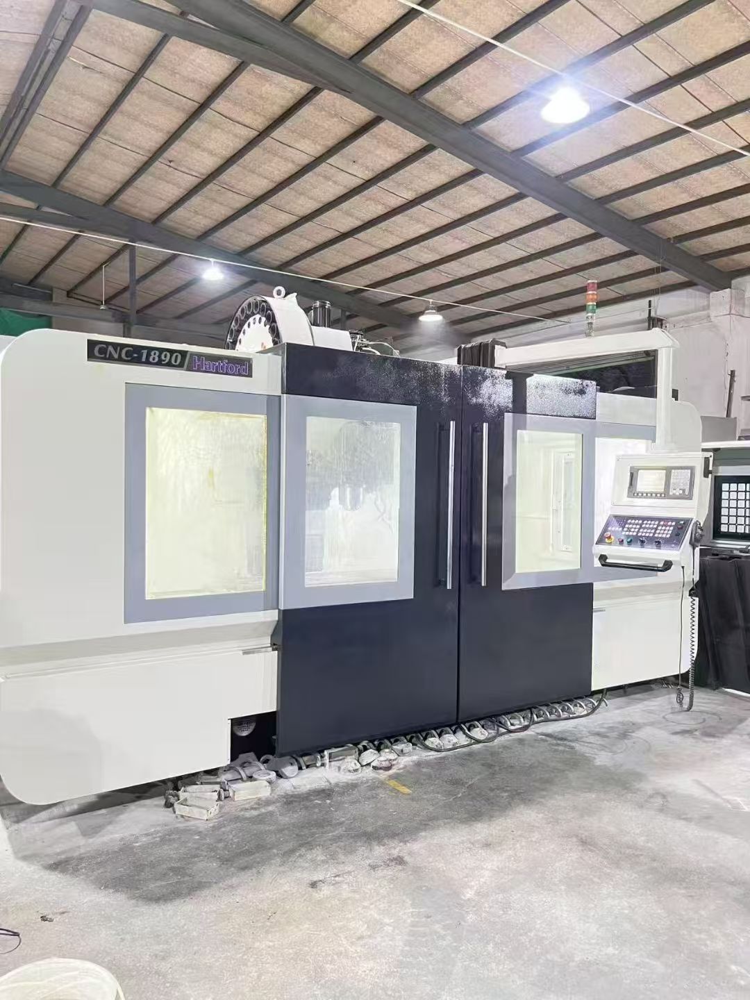 基本全新使用时间500小时，炬成v866加工中心机