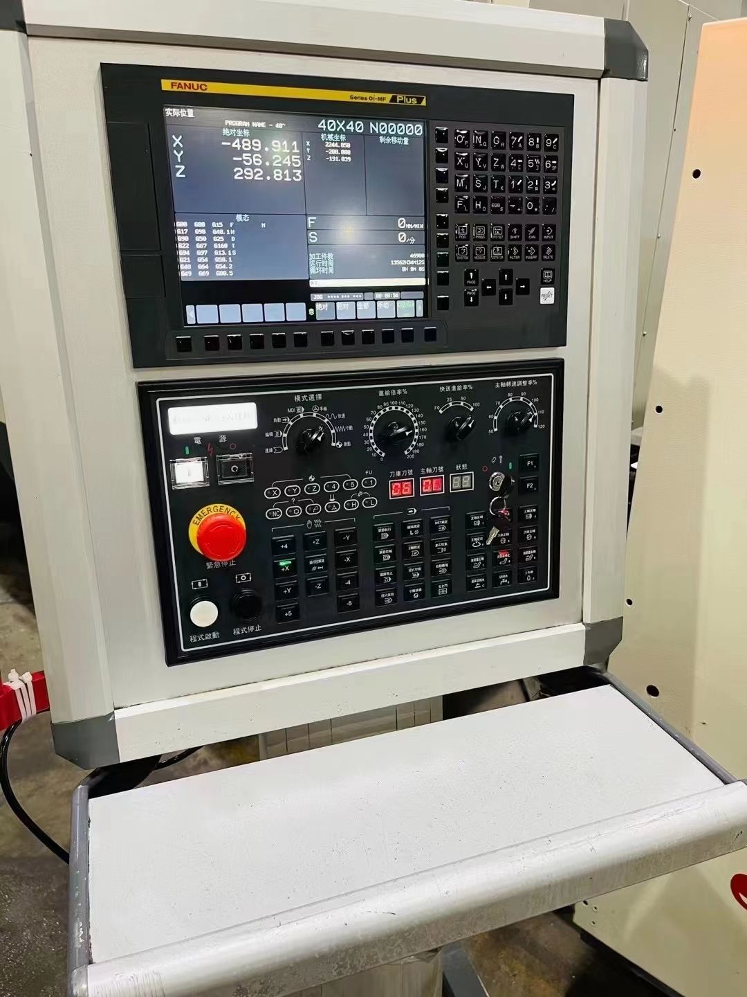 台湾福裕850三线轨加工中心，发那科系统，超重型铸件床身，刀壁式刀库，