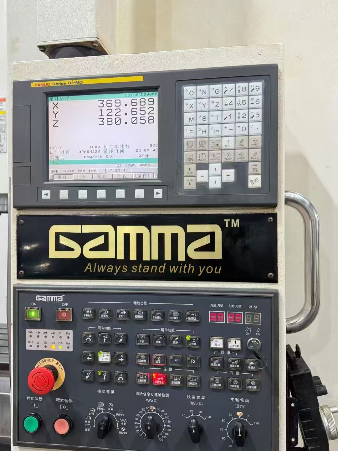 特价珈玛1400两线一硬加工中心机，BT50主轴，带自动拍屑机