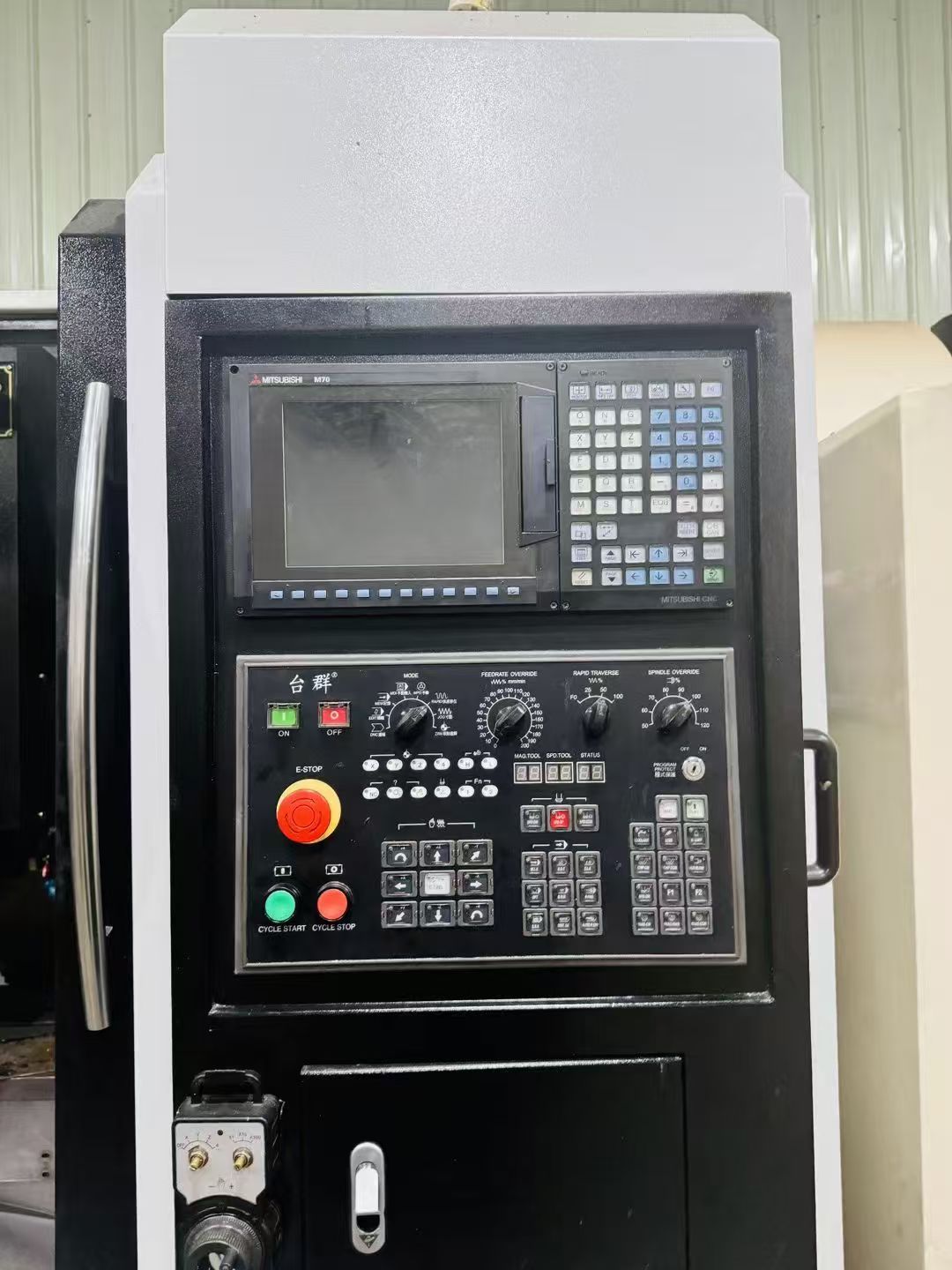 惊爆价台群V850加工中心，三菱M70系统，三轴线轨滚柱导轨