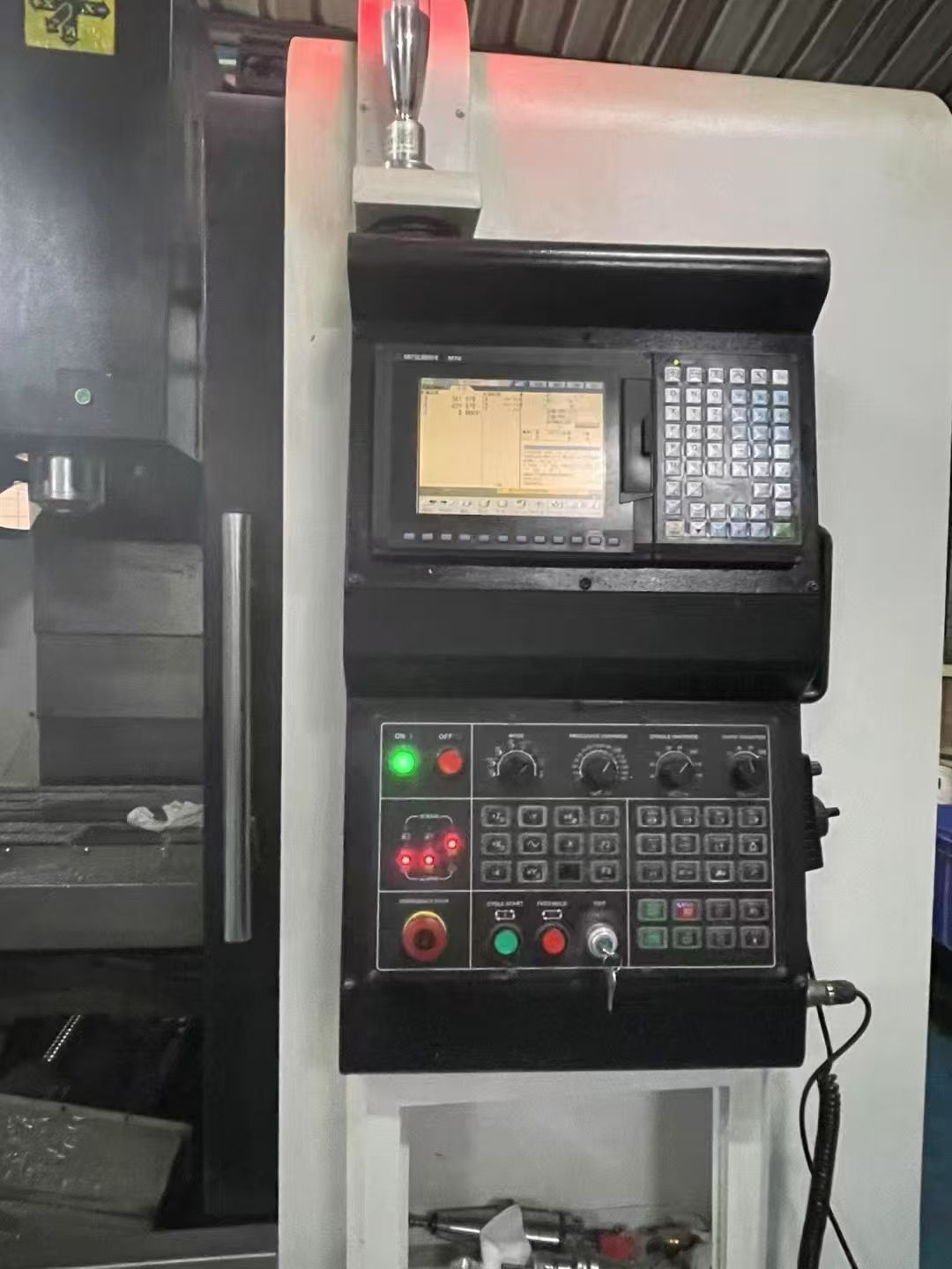 捡漏v8三线轨加工中心，三菱m70系统，24把刀壁式刀库