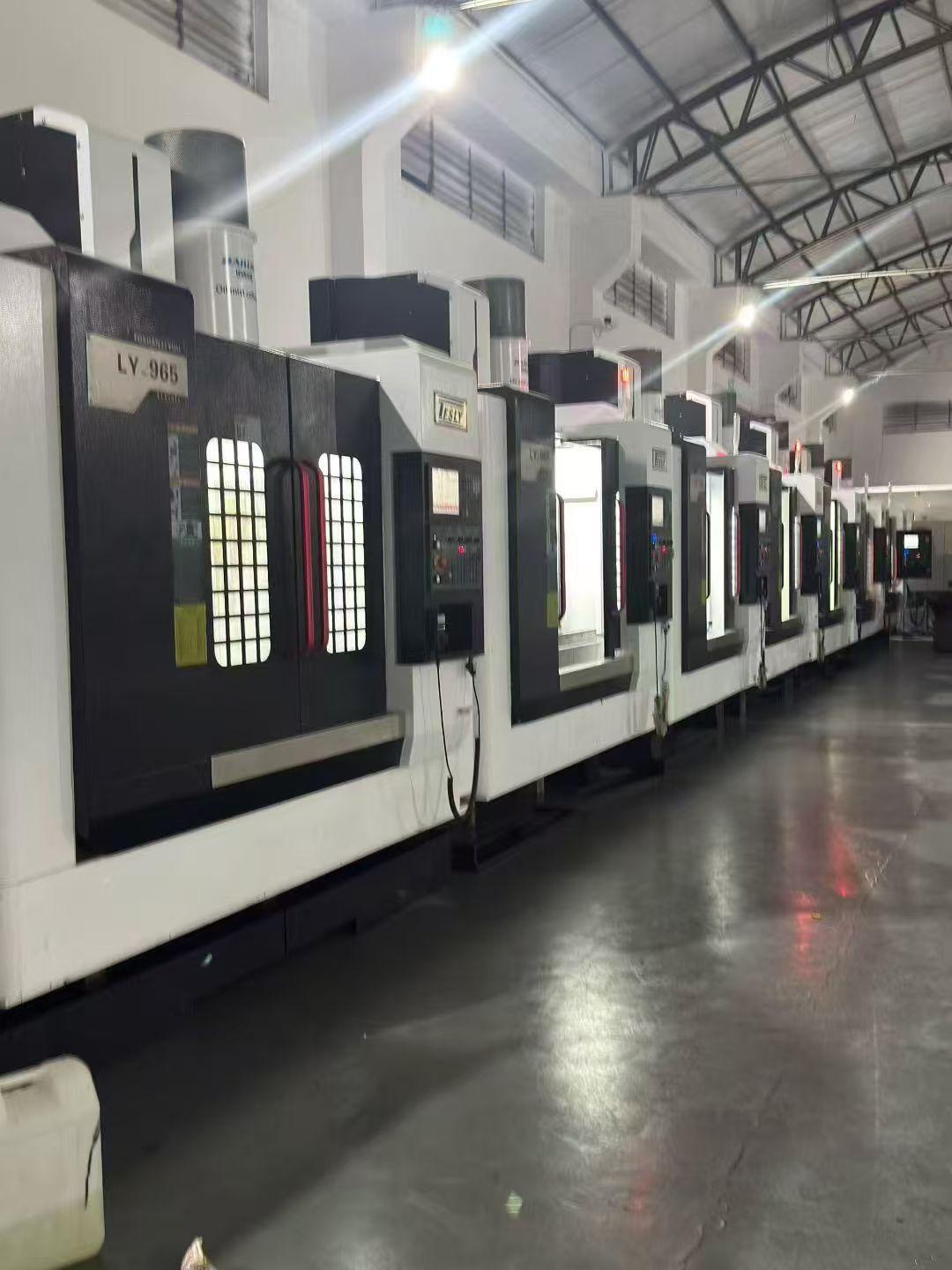 特价上新一批力友966三线轨加工中心机，三菱M80系统，重型三轴配45