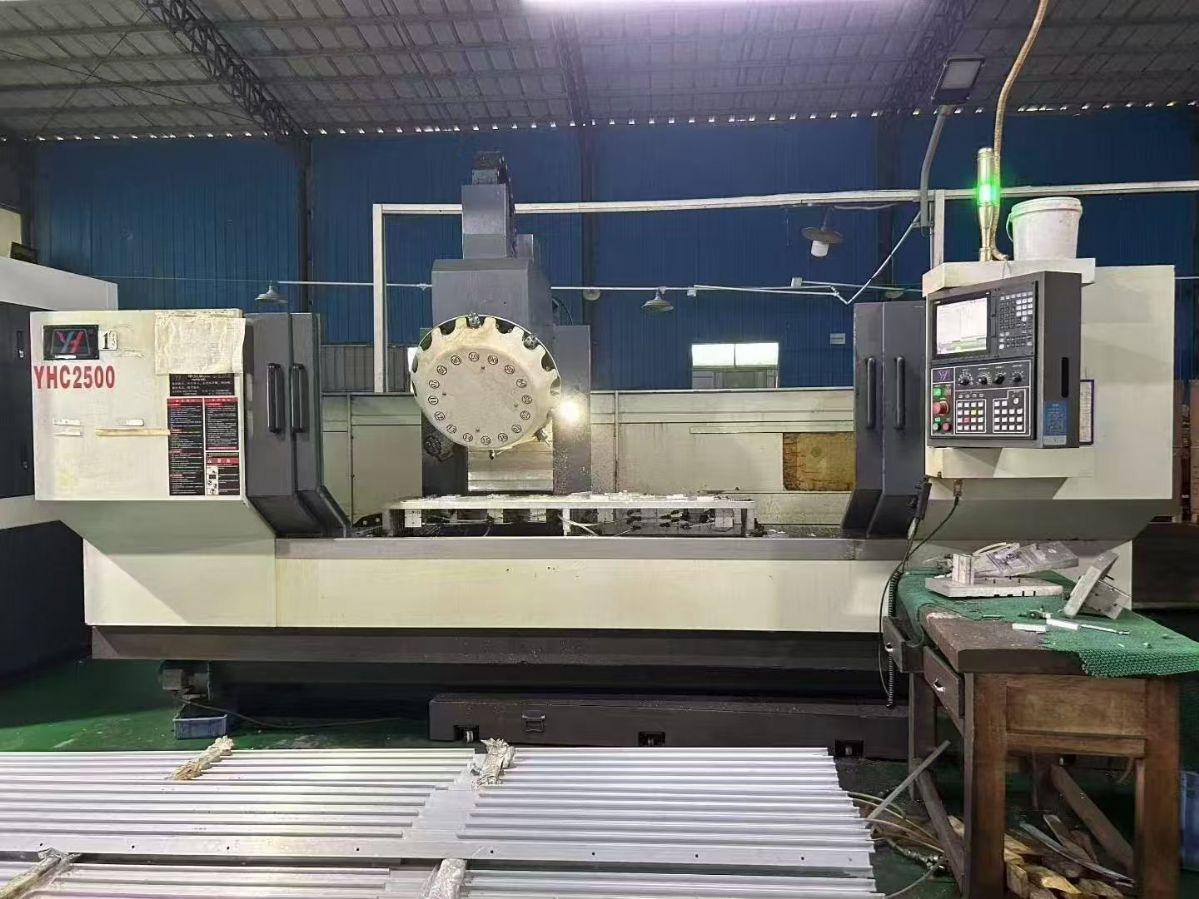 惊爆价华亚2500大钻攻机，三轴行程X2500.Y420.Z300.，