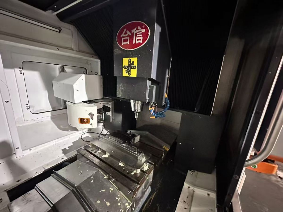 特价极品台信650精雕机，新代系统，新代*值，带 12 把伺服刀库