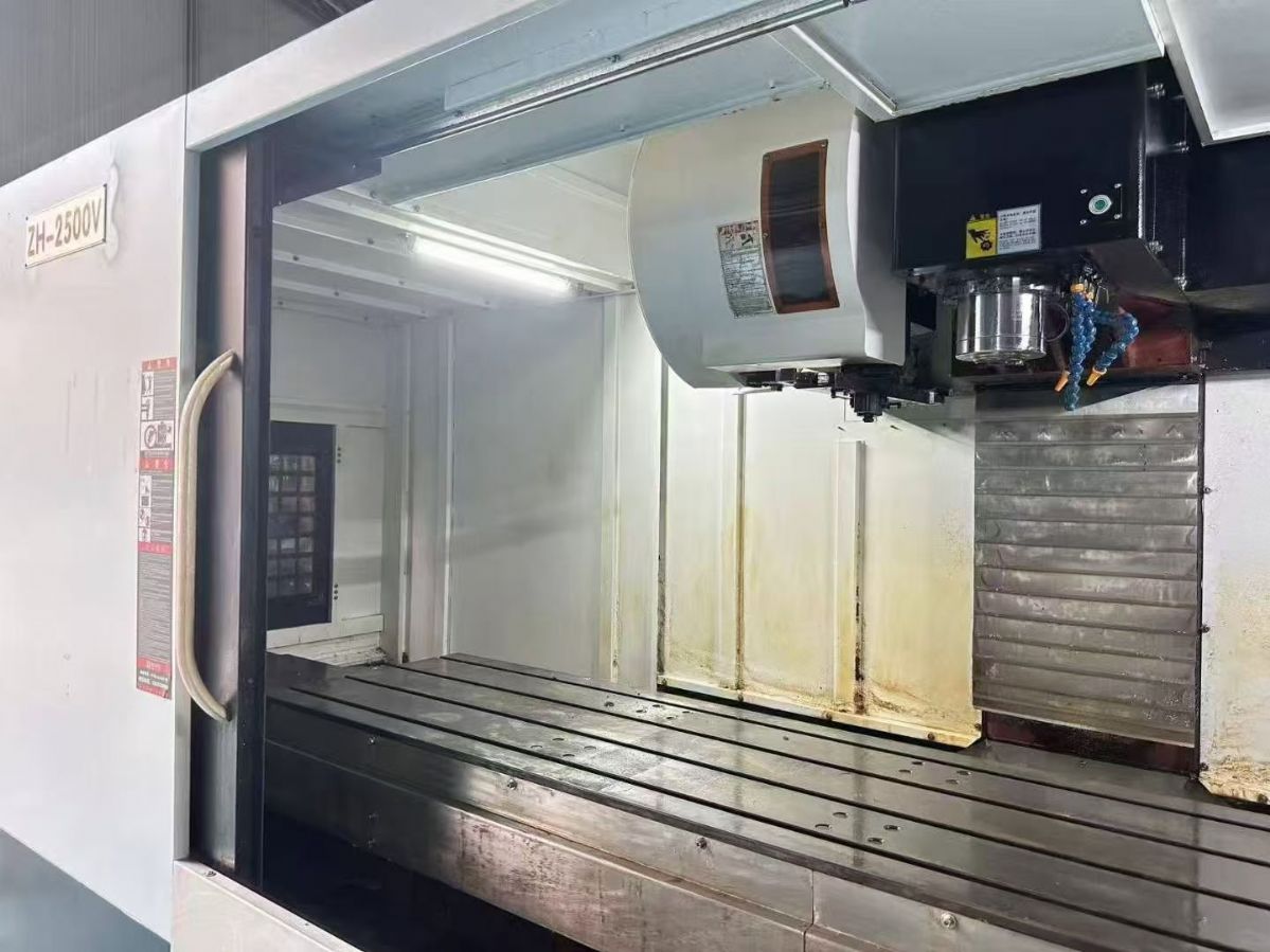 惊爆价9.5成新2500型材加工中心 ，三菱M80系统， BT40主轴